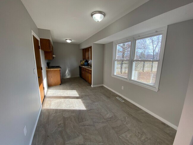 Building Photo - 3 bedroom 2 bath 2 car garage home for rent