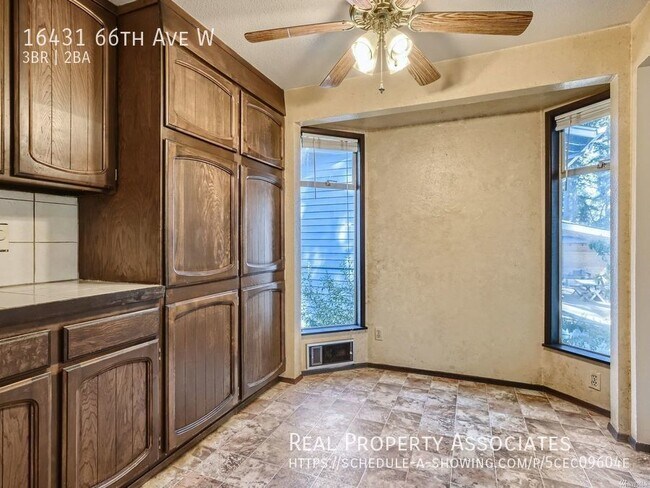Building Photo - 3bd, 2 bath duplex unit -1 block to Meadow...