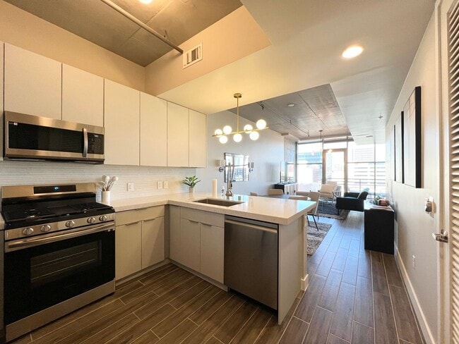 Building Photo - SHORT/LONG TERM FURNISHED LOFT STYLE CONDO...