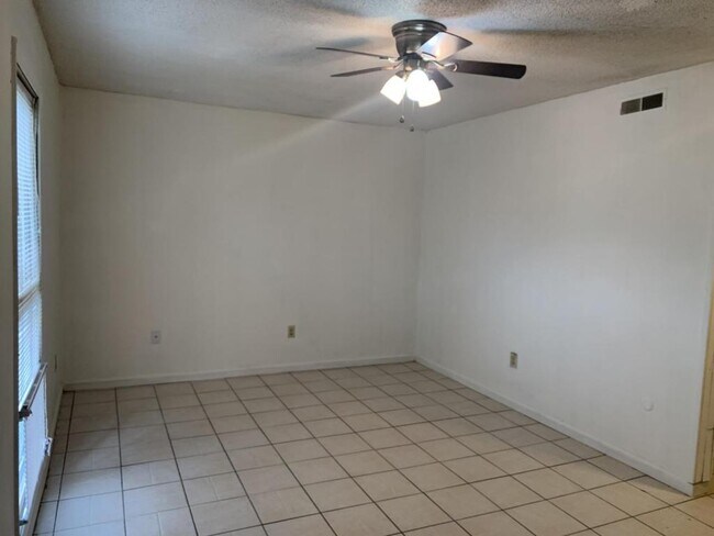 Building Photo - 1813 Cedar Heights