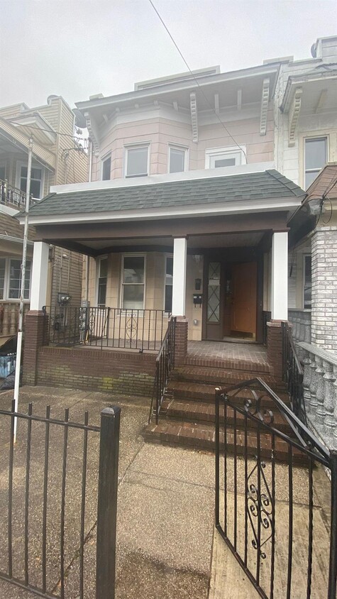 Foto principal - 101-40 112th St