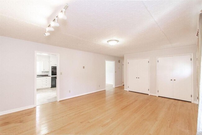 Building Photo - 601 Broce Dr
