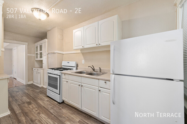 Building Photo - Charming 2BR in Historic 6-plex
