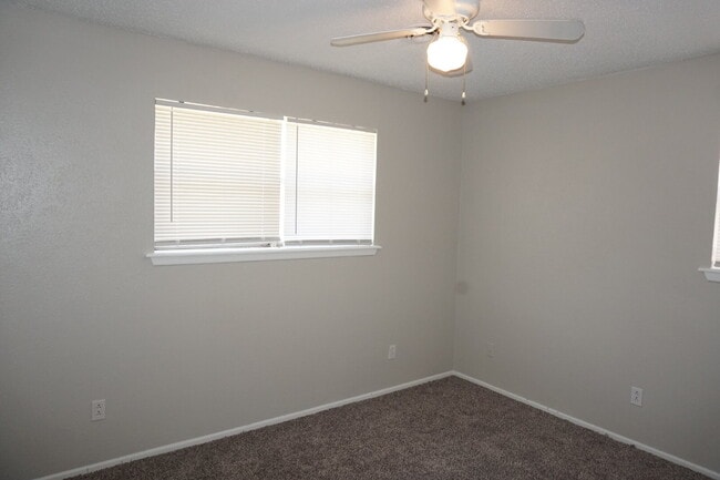 Building Photo - Beautiful House With Close Location To Tak...