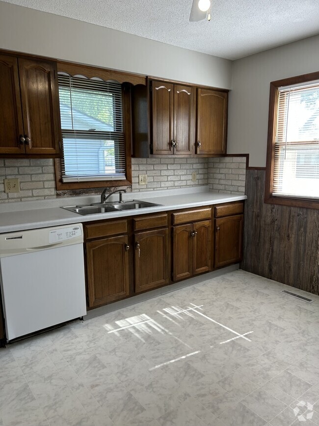Building Photo - 2305 Maple Blvd