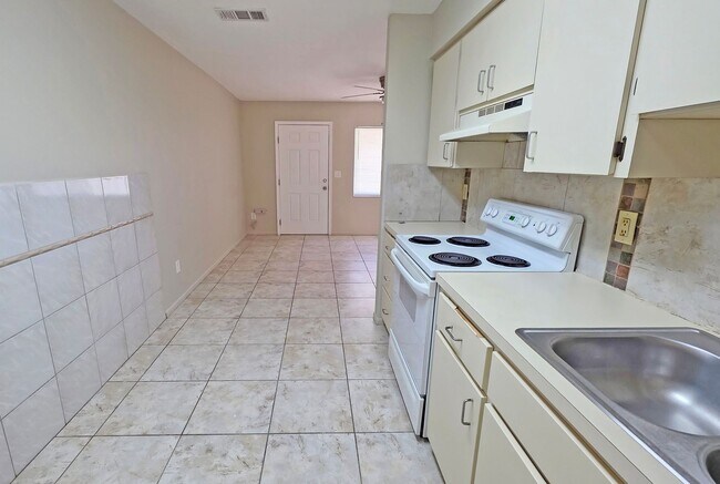 Foto del edificio - 2/1 Home in suberb location, pet friendly!