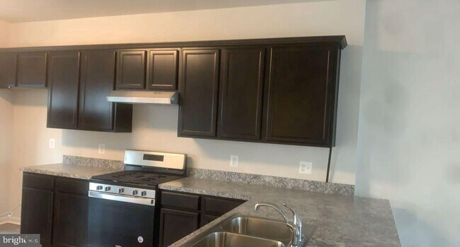 Foto del edificio - 235 Crofton Ct