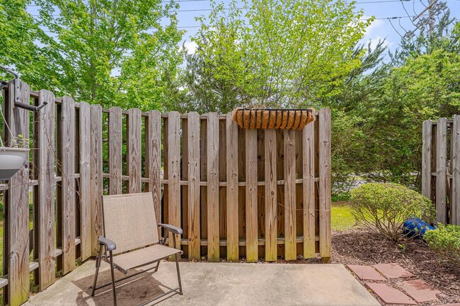Foto del edificio - Cozy End-Unit Townhome – Prime Durham Location
