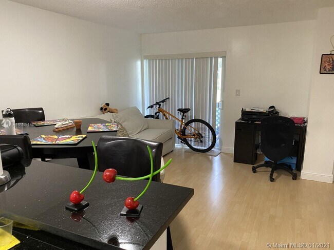 Foto del edificio - 17335 NW 67th Pl