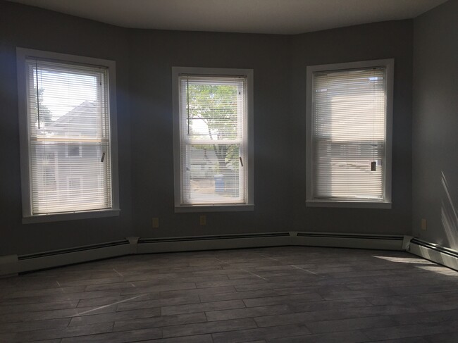 Building Photo - 375 Lonsdale Ave