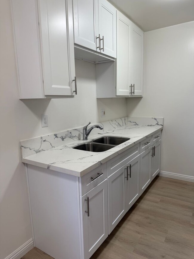 Building Photo - 2717 Vanderbilt Ln