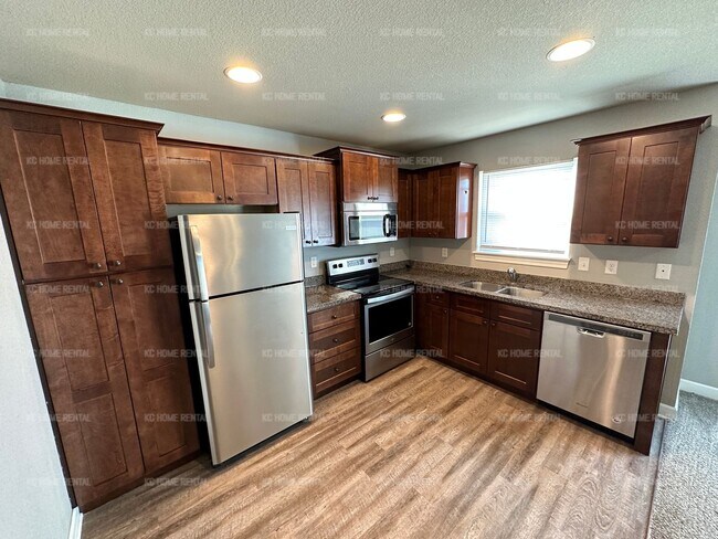 Building Photo - Charming 2 bed townhome in KCK!