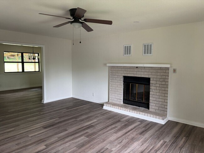 Building Photo - 3/2/1 in Quiet Neighborhood in Denison!