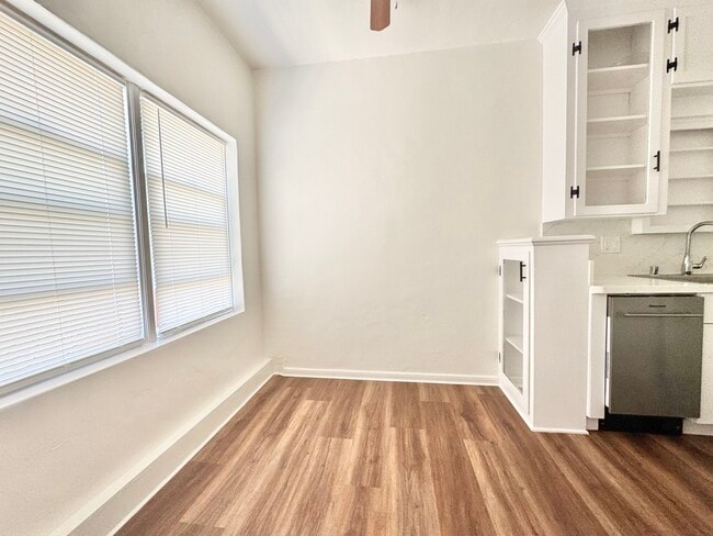 Building Photo - 802 N Las Palmas Ave