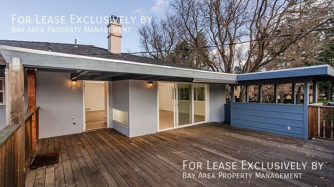 Foto del edificio - Spacious, sunny 3BR/2BA top floor unit wit...