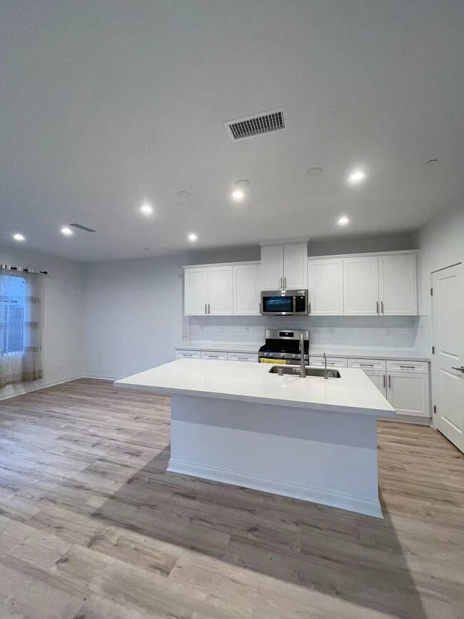 Building Photo - 15800 S Park Ln