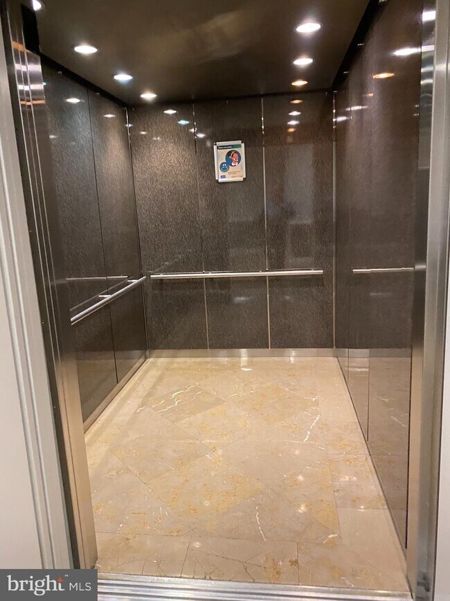 Foto del edificio - 1571 Spring Gate Dr.
