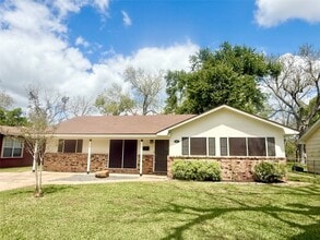Building Photo - 523 Wisteria St