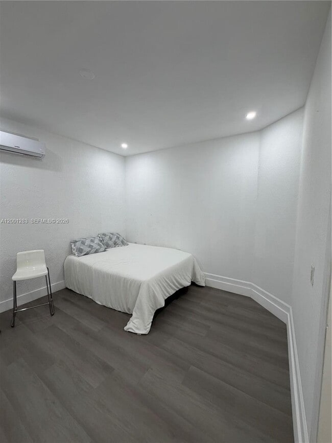 Foto del edificio - 2442 NE 3rd Ct