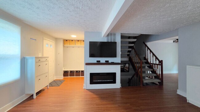 Foto del edificio - Beautiful Newington Forest Townhome
