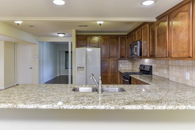 Building Photo - CRESTWOOD GEM  3 bedroom /2 bathroom