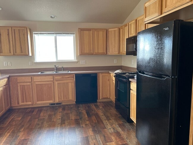 Building Photo - 532 SE Ponderosa Dr