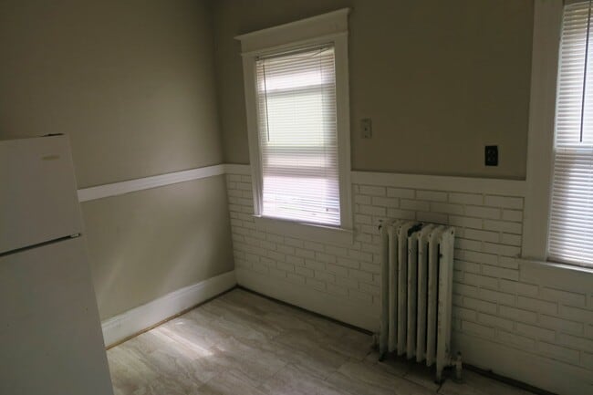 Building Photo - 372 Alexander St