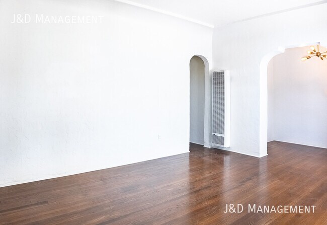 Building Photo - Charming Cottage in South Park w/ Parking