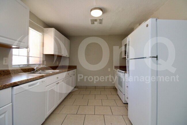 Building Photo - 1408 W St Clair St