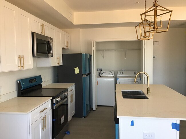 Cocina con encimeras de cuarzo - The Grove at Bradford Hills