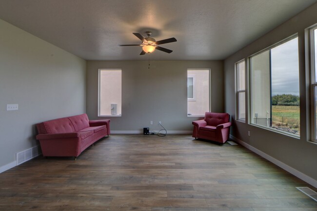 Building Photo - Home in Newer Spanish Fork Development!