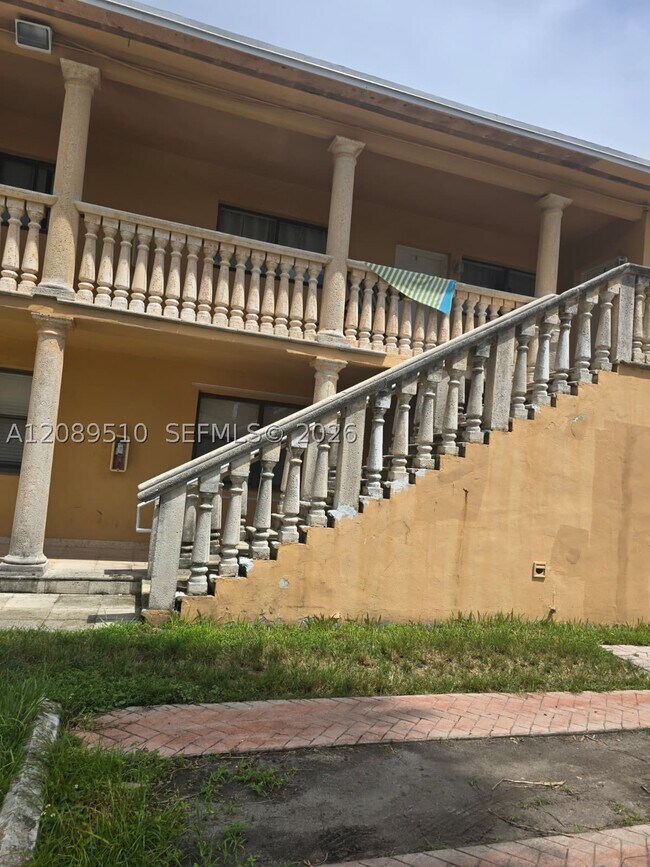 Building Photo - 6125 SW 63rd St