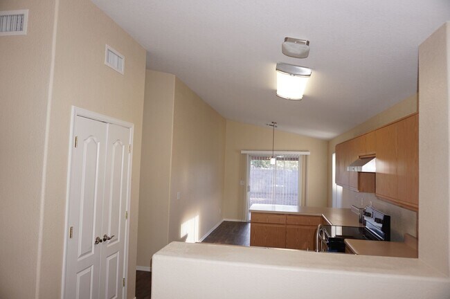 Foto del edificio - 2201 S Saint Suzanne Dr