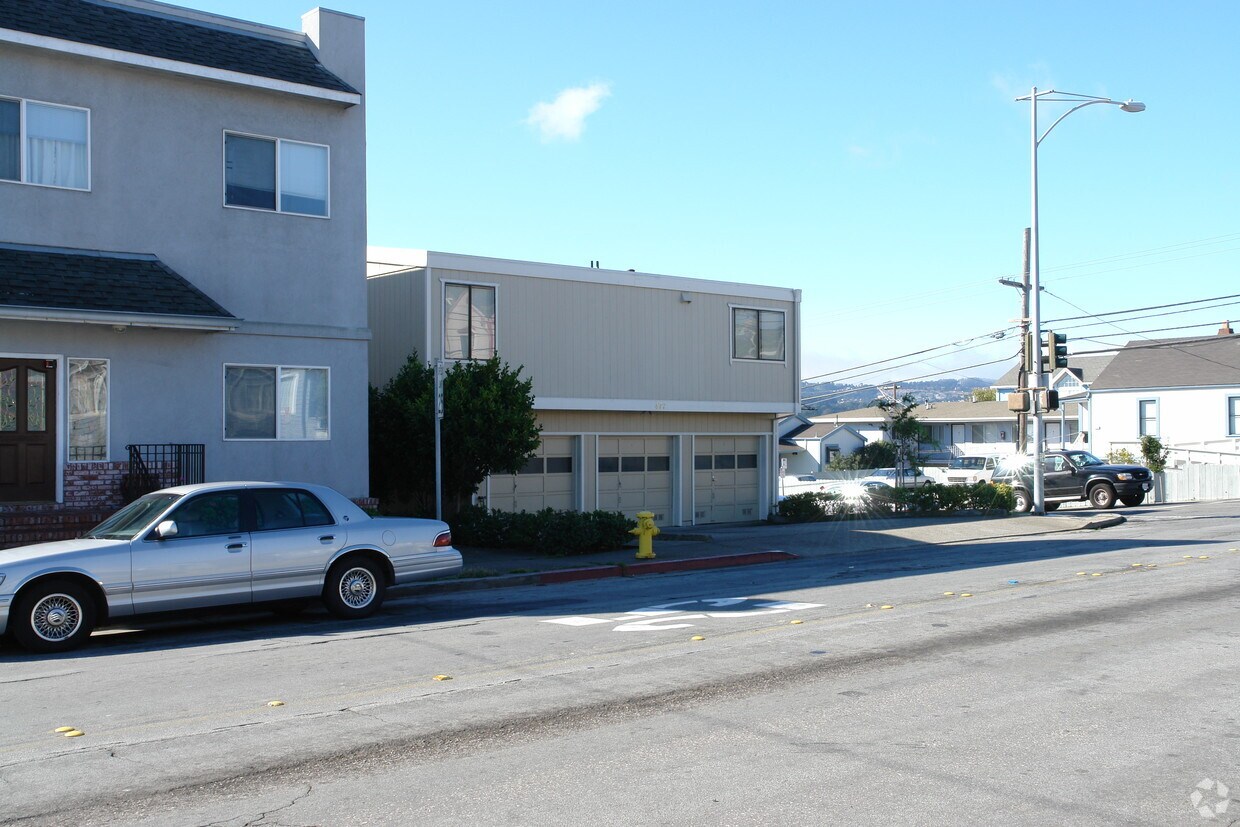 Primary Photo - 477 Baden Ave