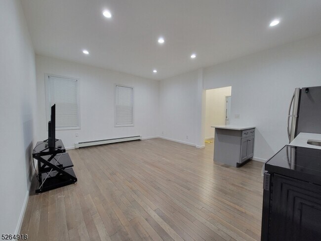 Foto del edificio - 24 E Price St