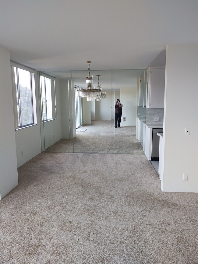 Dining room - 10747 Wilshire Blvd