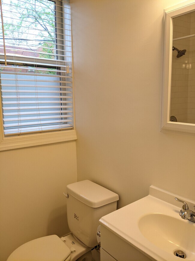 Foto del edificio - 4016 Calvert St NW