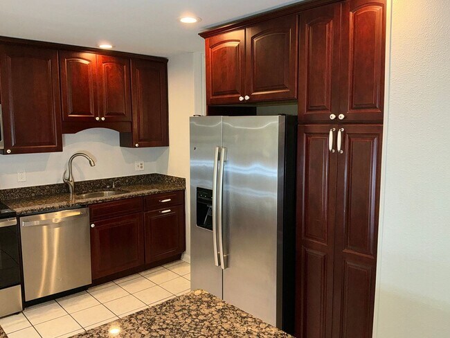 Foto del edificio - Very well maintained 3BR 3.5BA 3 level Colonial Townhome with fully fenced yard