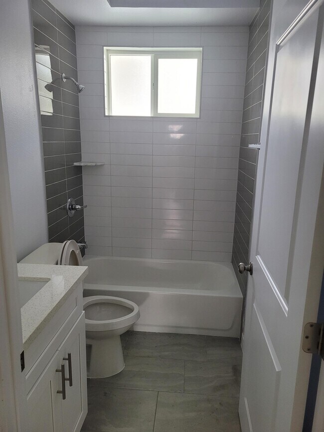 Foto del edificio - 715 W 47th St