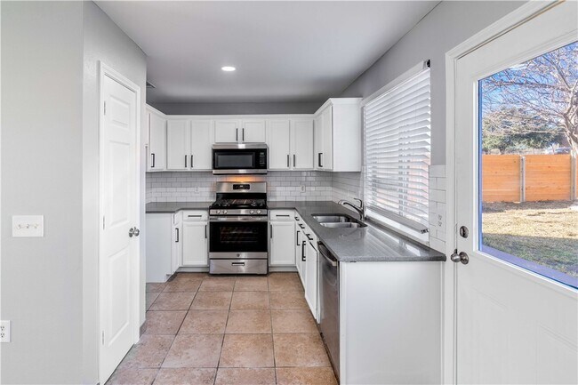 Foto del edificio - 6900 Bennett Ave