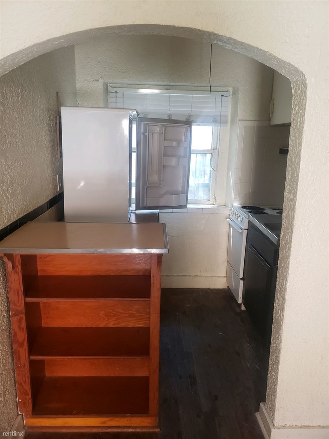 Building Photo - Studio, 1 bath Apartment - 3417 S. Main St.#7