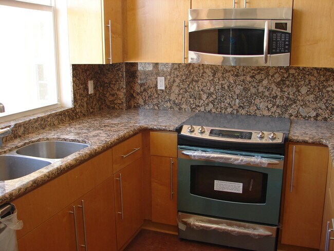 Kitchen - Granite & stainless - 843 Meridian Ave