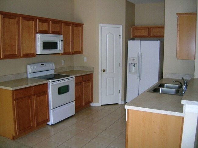 Foto del edificio - Freshly Painted 3-Bedroom Townhome with Garage and Driveway Parking, in St. Cloud, Florida