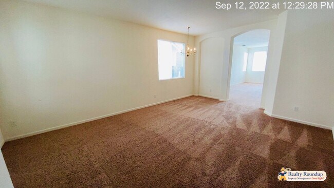 Foto del edificio - Centrally Located Right Off of the 99 FWY
