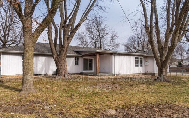 Building Photo - 1380 E Deerfield St