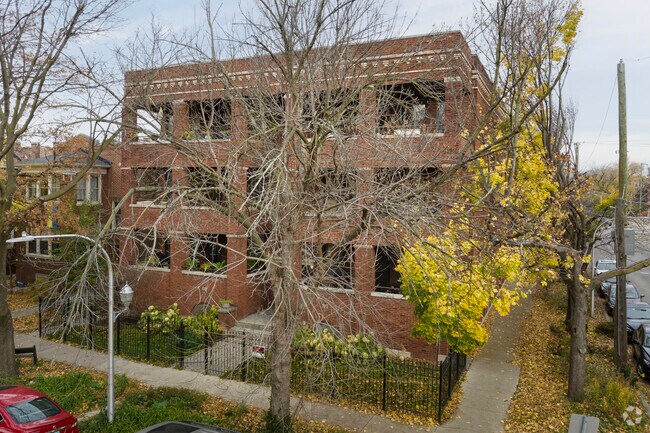 Building Photo - 2700 W Giddings St