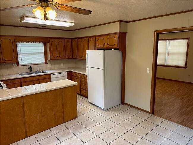 Building Photo - 1140 Paradise Ln