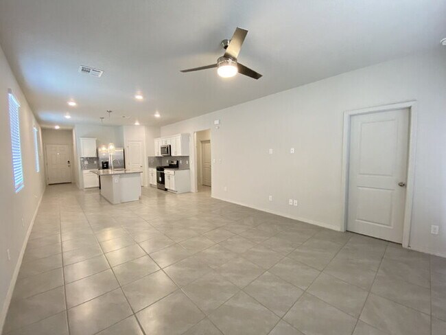 Building Photo - MUST SEE - 3BR/2Bath/Single Story