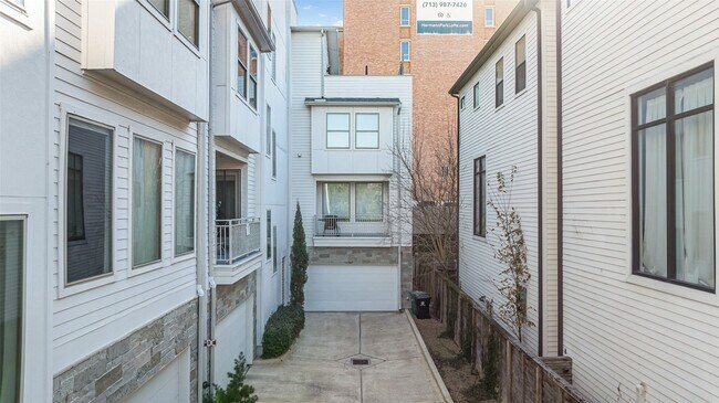 Foto del edificio - 2324 Camden Dr