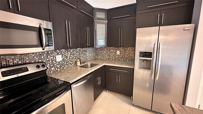 Foto del edificio - 4944 NW 102nd Ave